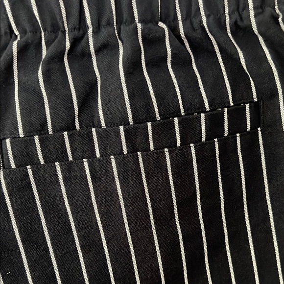 Forever 21 Men’s Black and White Pinstriped Flat Front Shorts 2XL - Picture 4 of 6